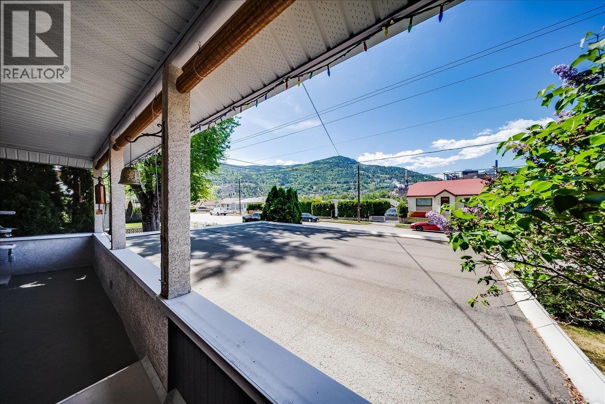 1239 Third Avenue, Trail