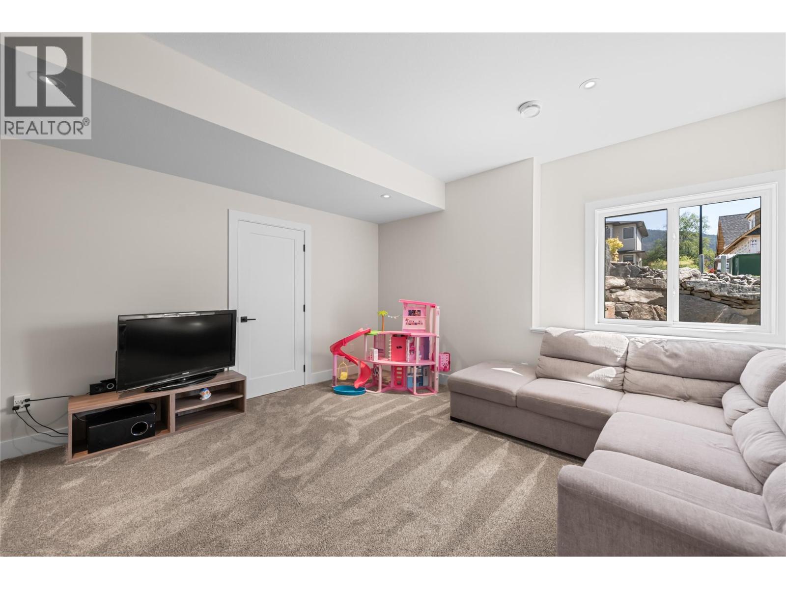 3456 18 Avenue NE - 36