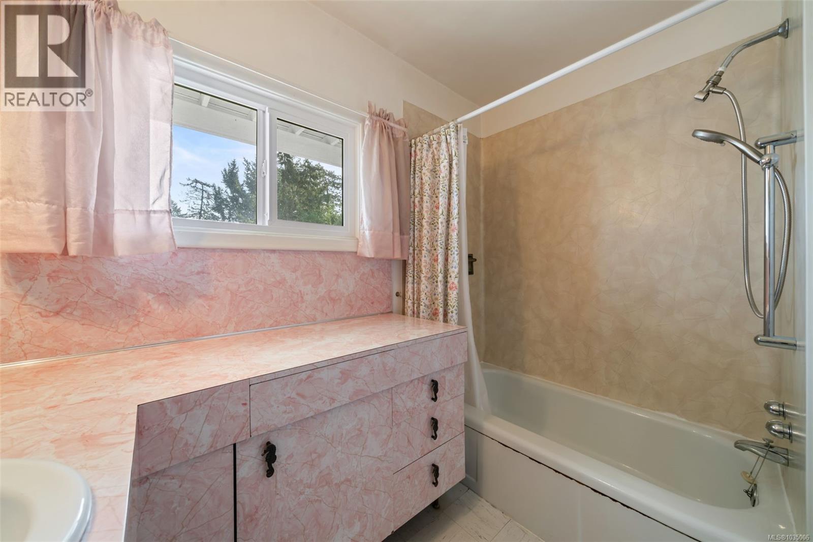  227 Suzanne Place, View Royal