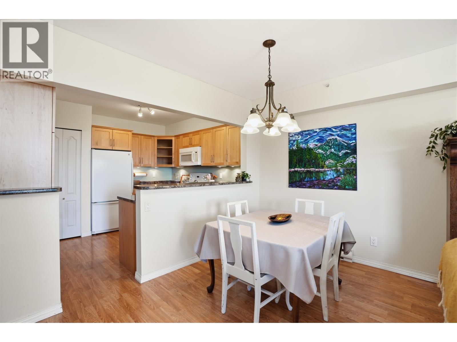 302 5780 TRAIL AVENUE, Sechelt
