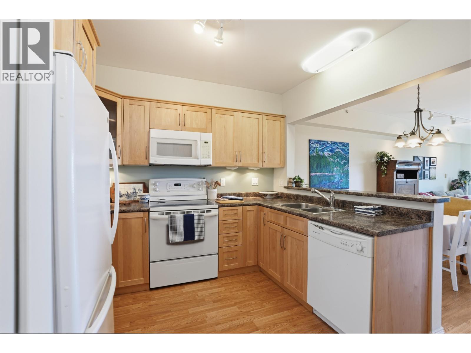 302 5780 TRAIL AVENUE, Sechelt