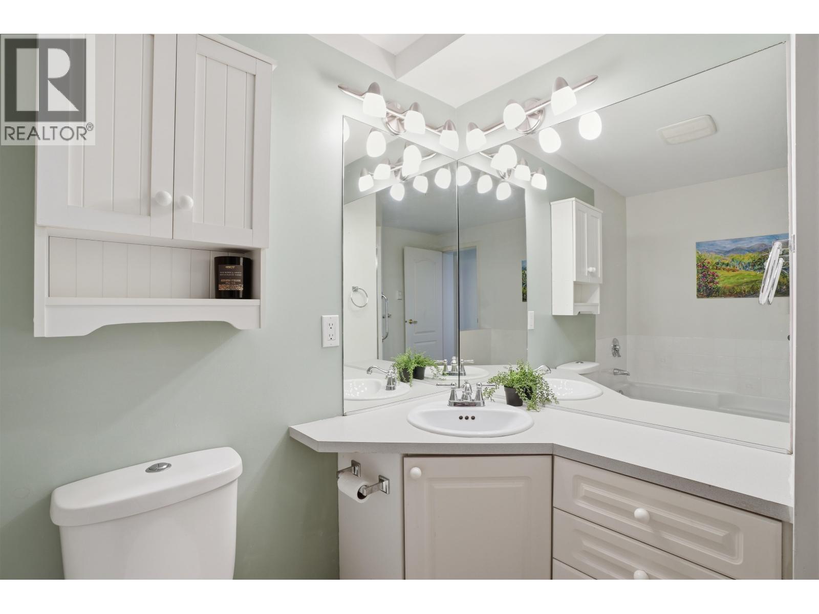 302 5780 TRAIL AVENUE, Sechelt
