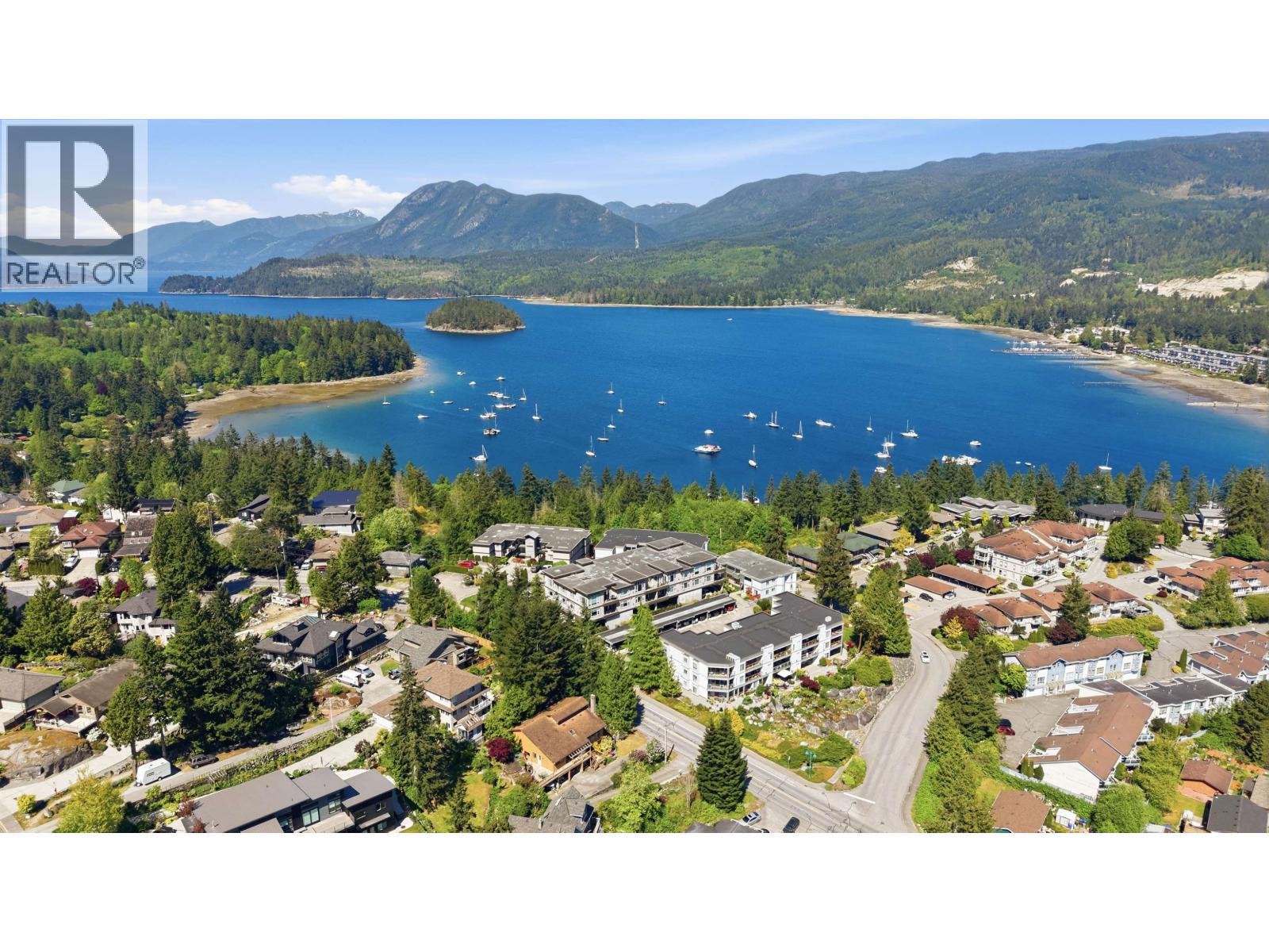 302 5780 TRAIL AVENUE, Sechelt