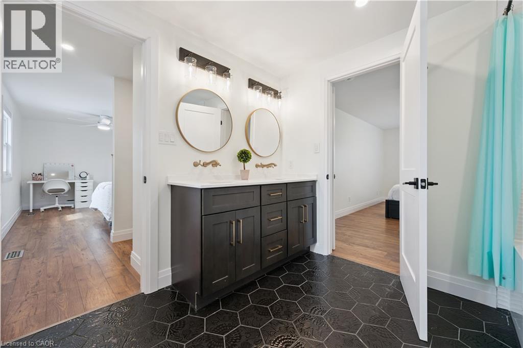 601 SANDRINGHAM Drive - 24