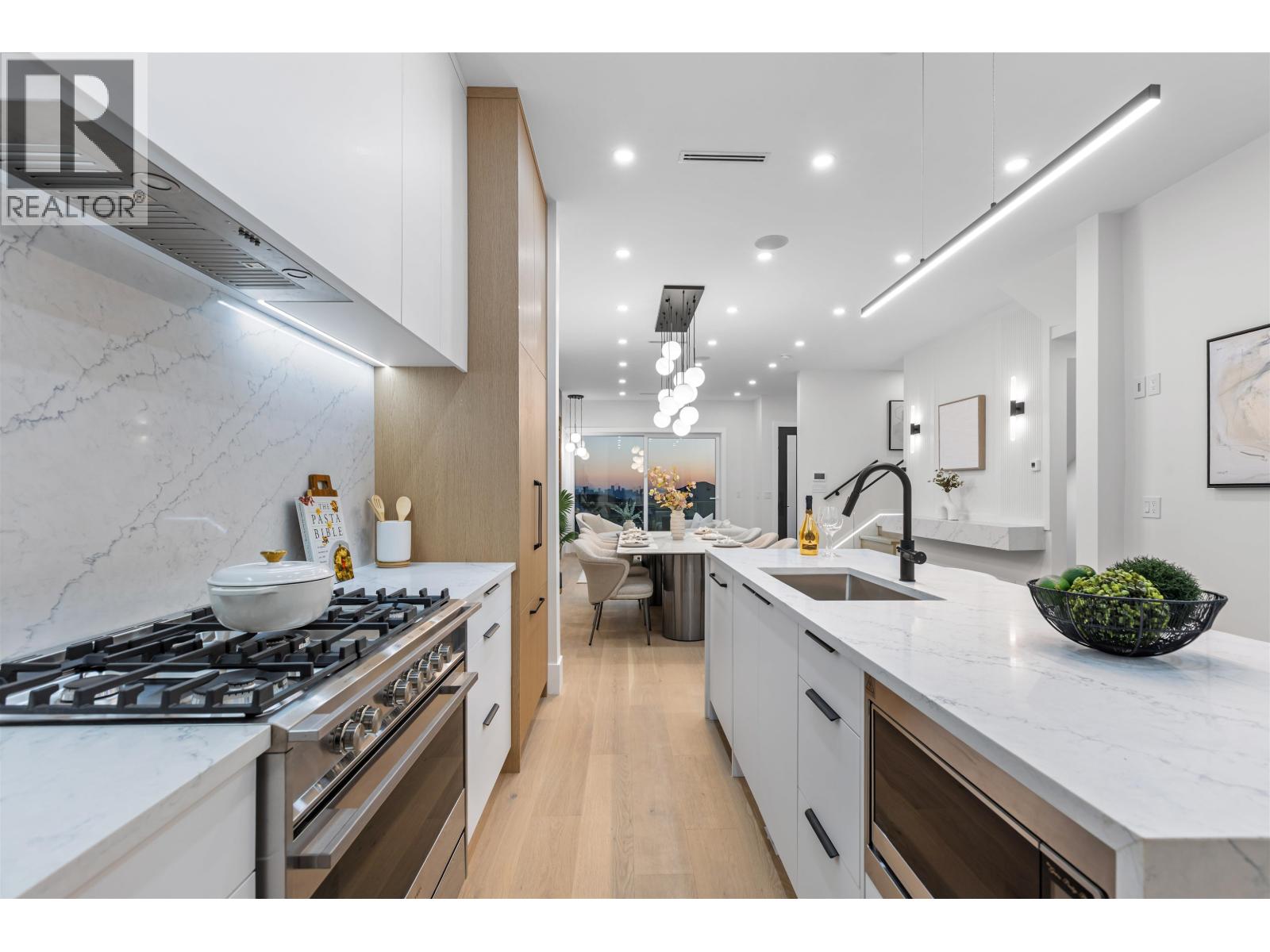 2 10 N HYTHE AVENUE, Burnaby