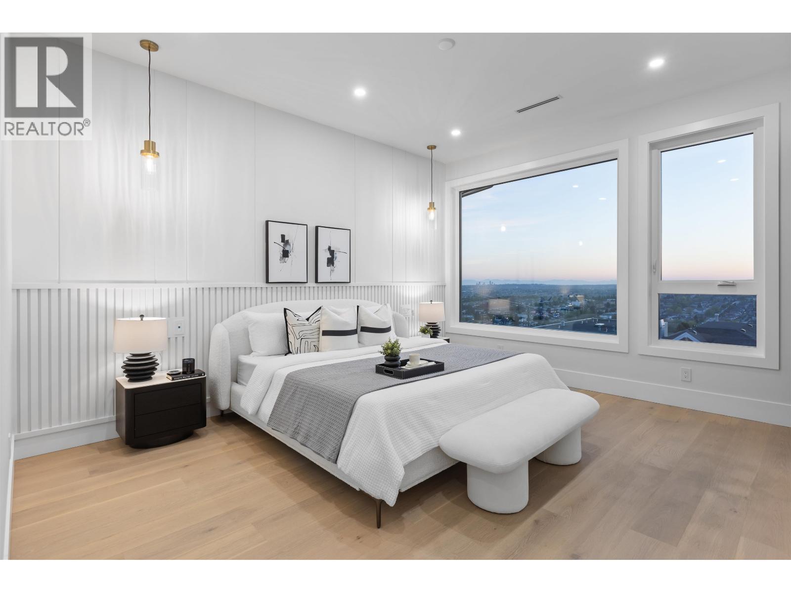 2 10 N HYTHE AVENUE, Burnaby
