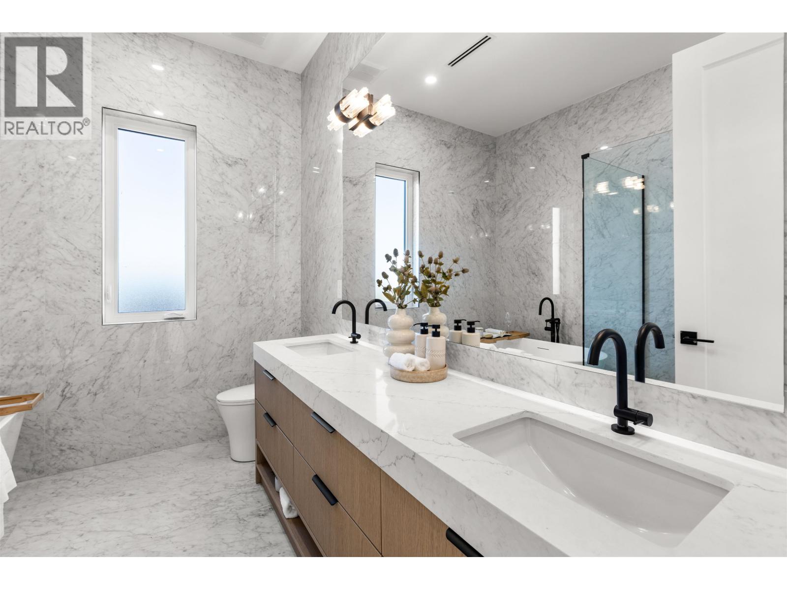 2 10 N HYTHE AVENUE, Burnaby