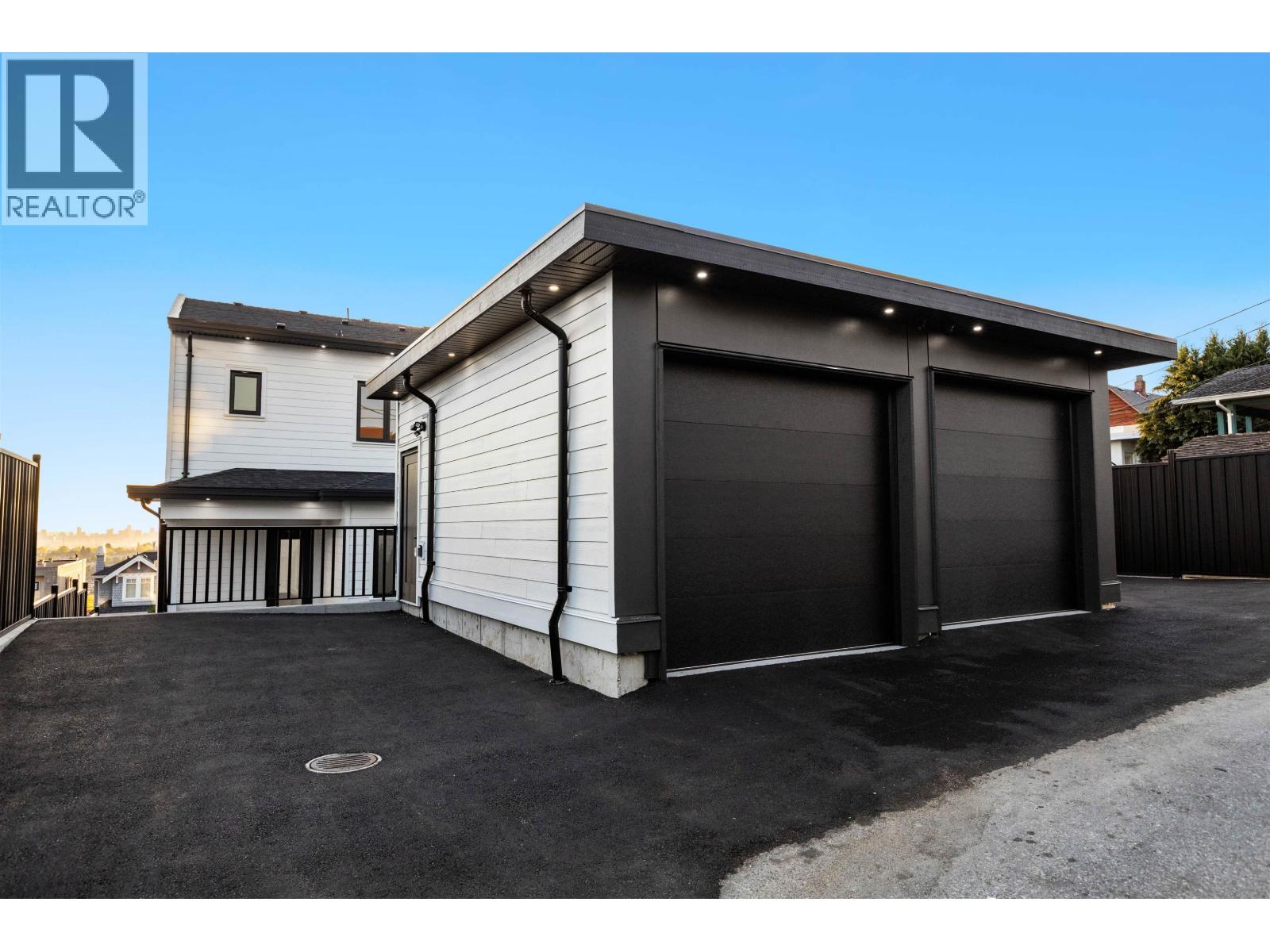 2 10 N HYTHE AVENUE, Burnaby
