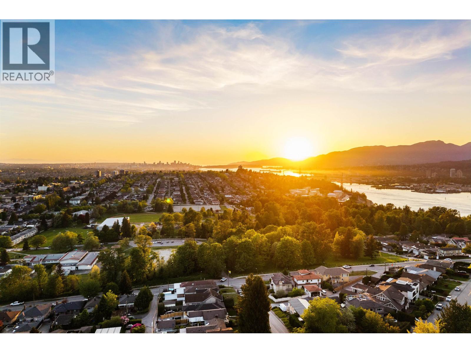 2 10 N HYTHE AVENUE, Burnaby
