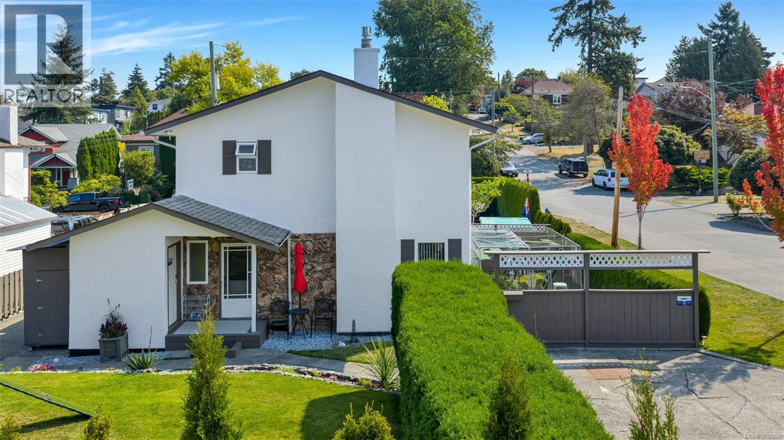 920 Agnes St - 4