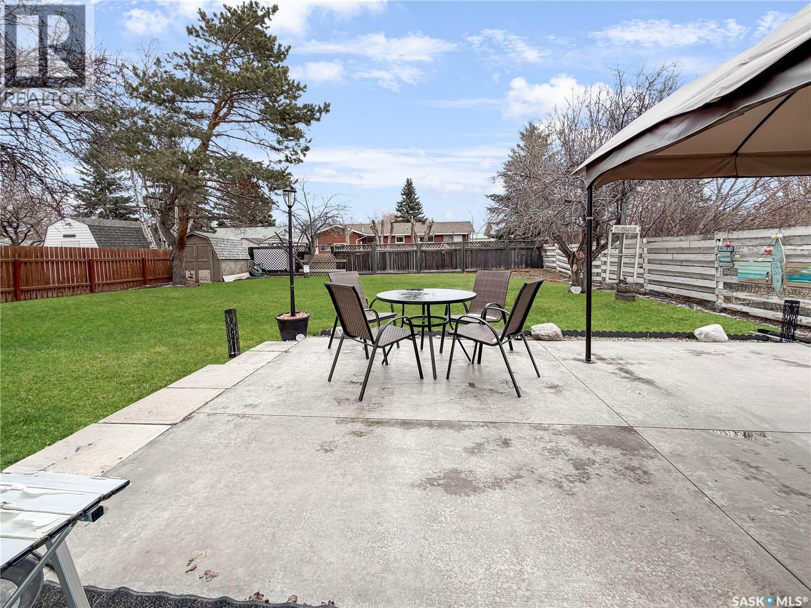 507 Dennis STREET — photo 33