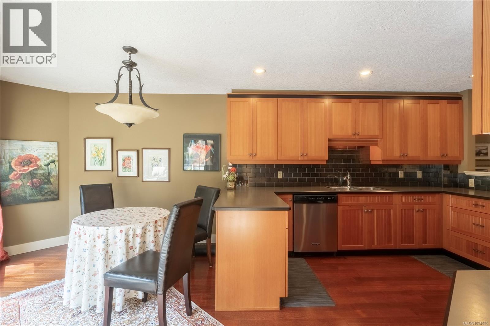 3 1040 Pondwood Lane, Saanich