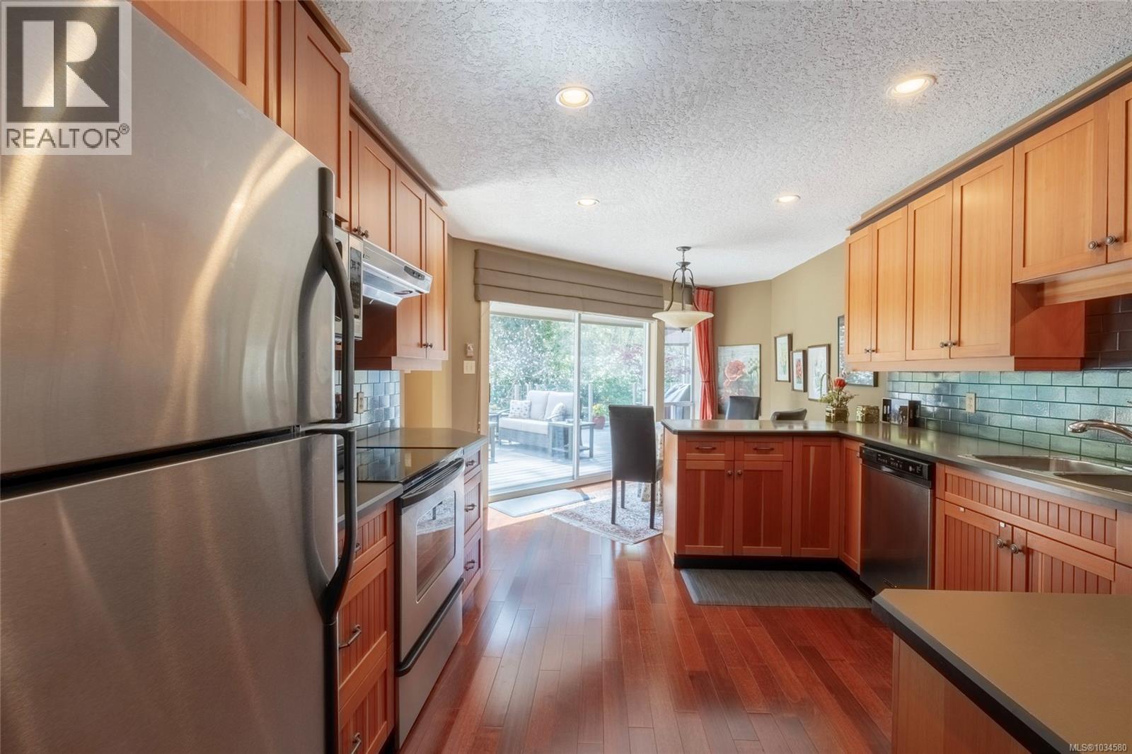 3 1040 Pondwood Lane, Saanich