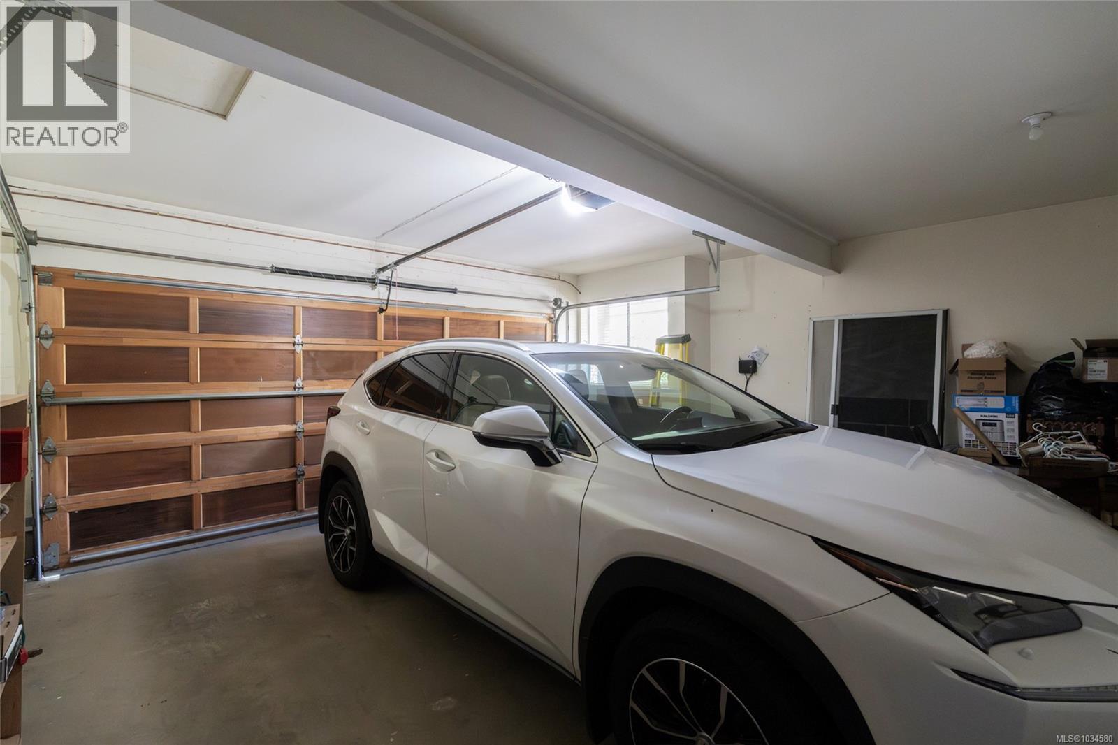 3 1040 Pondwood Lane, Saanich