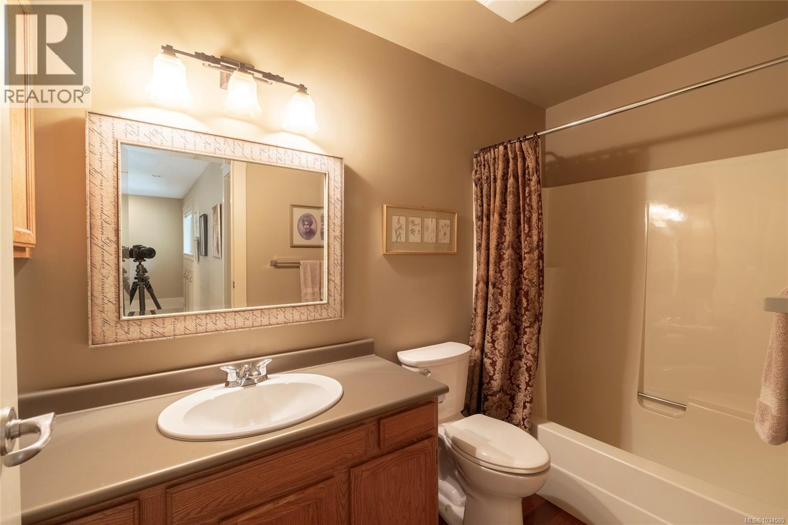 3 1040 Pondwood Lane, Saanich