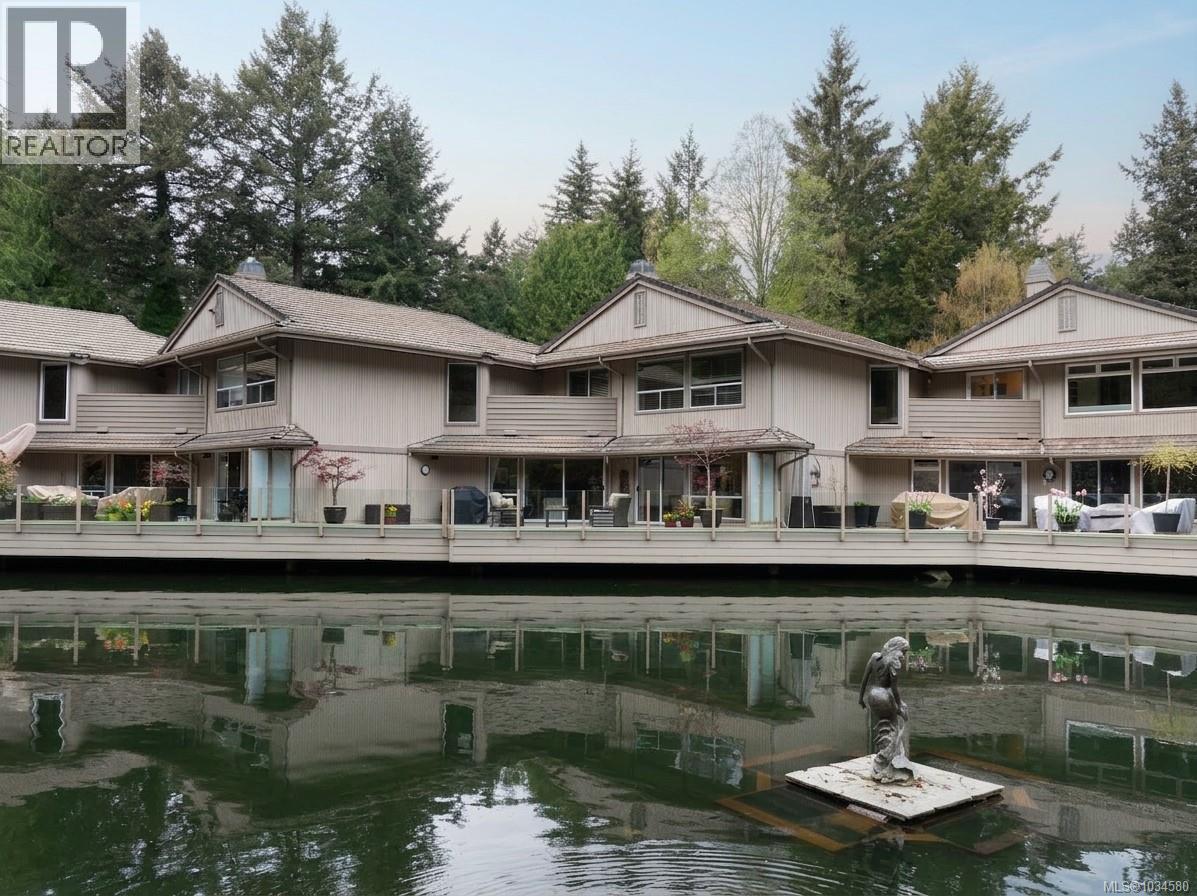 3 1040 Pondwood Lane, Saanich