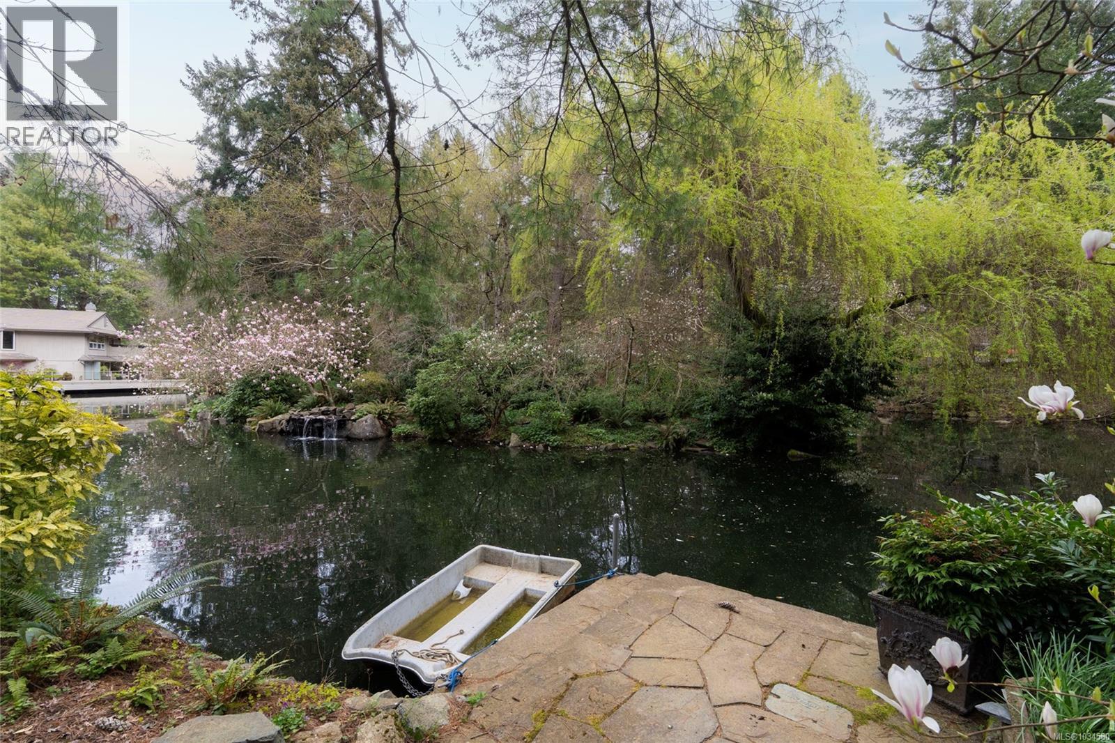 3 1040 Pondwood Lane, Saanich