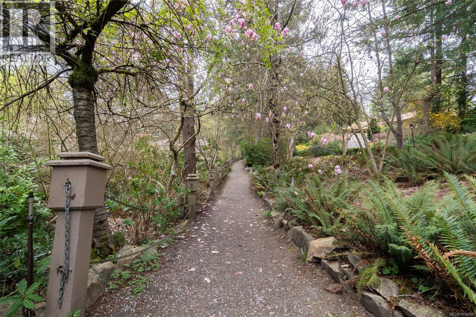 3 1040 Pondwood Lane, Saanich