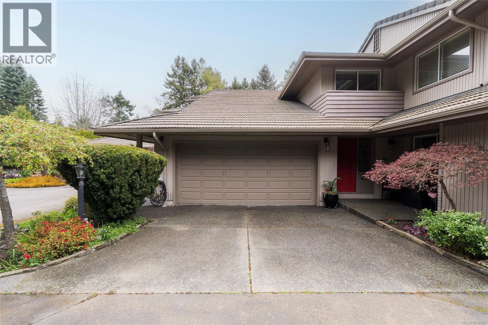 3 1040 Pondwood Lane, Saanich