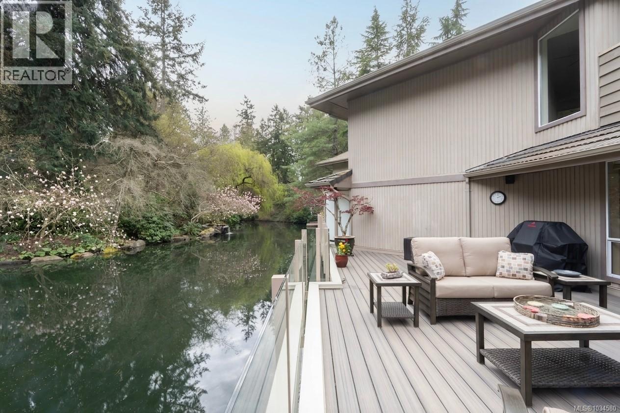 3 1040 Pondwood Lane, Saanich