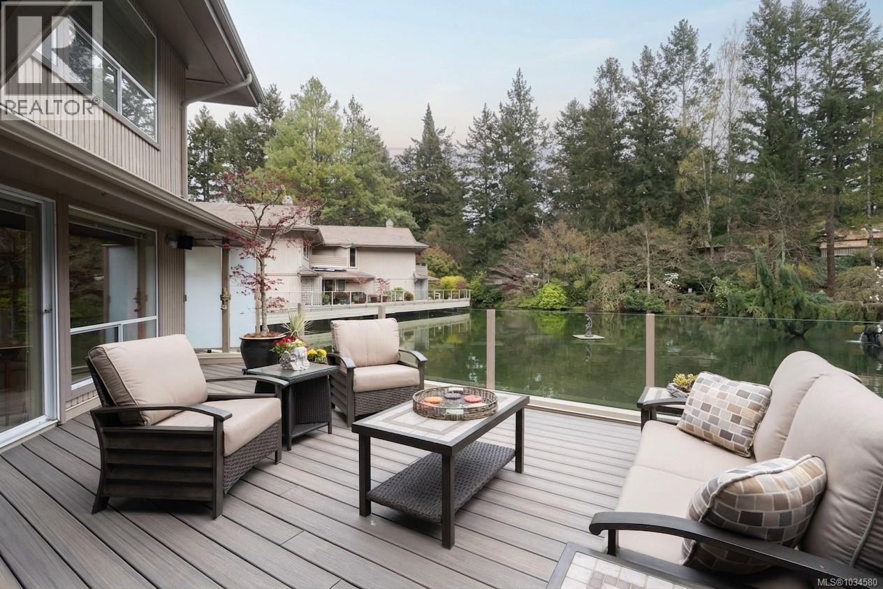 3 1040 Pondwood Lane, Saanich