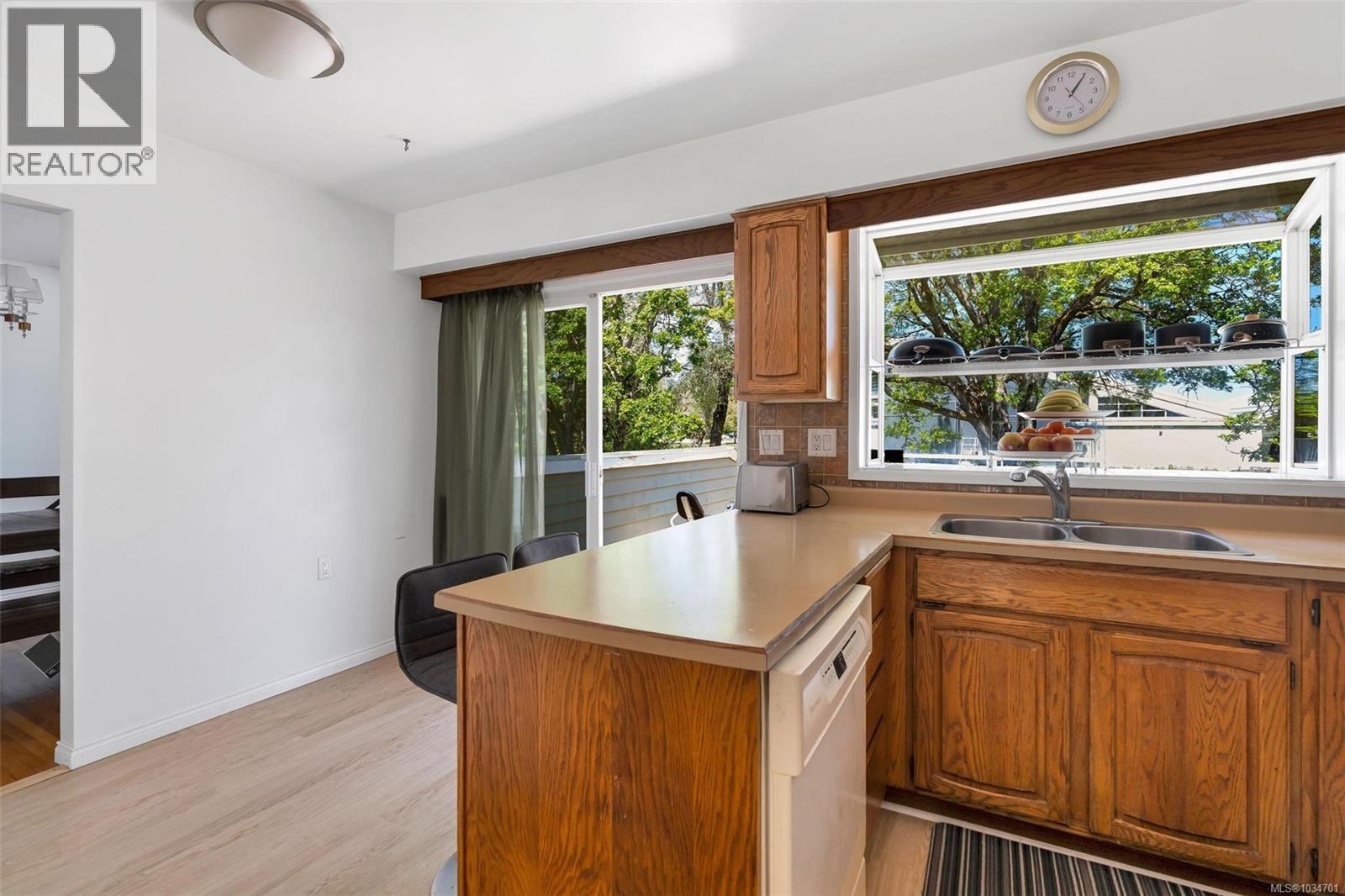  1722 Jefferson Avenue, Saanich