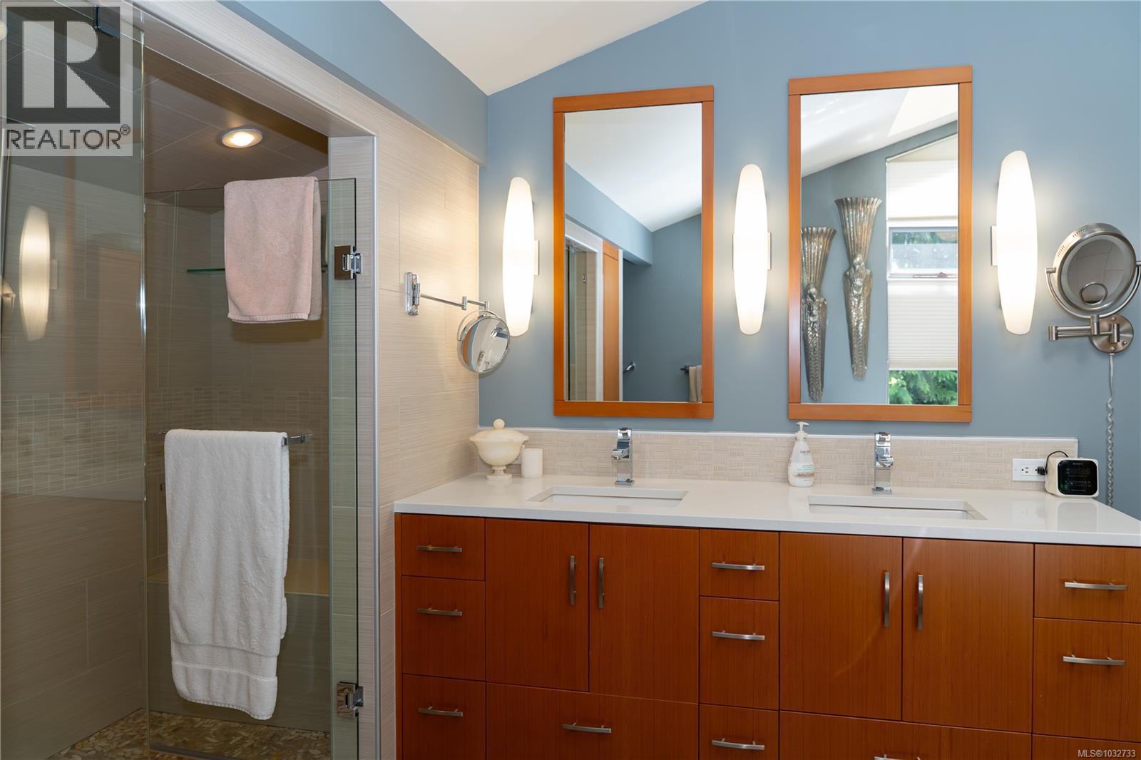  1711 Patly Place, Victoria