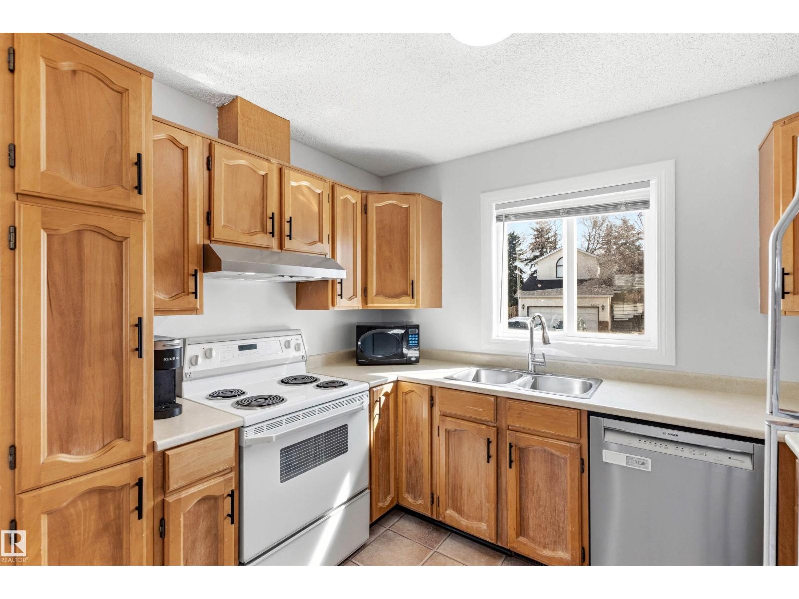 16711 94 ST NW, Edmonton