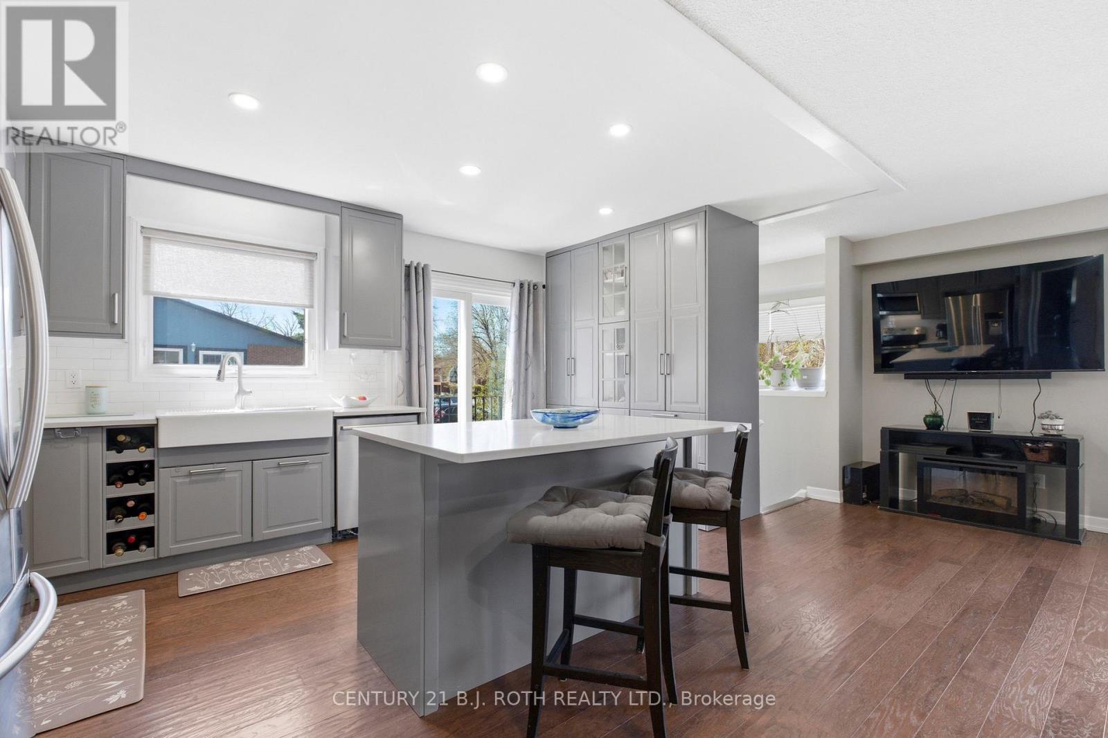 4113 TAFFEY CRESCENT - 20