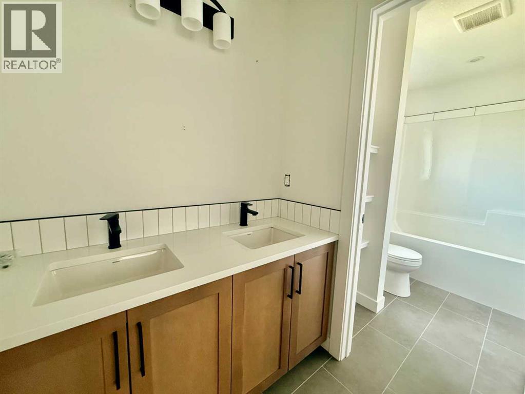 7057 85 Street - 12