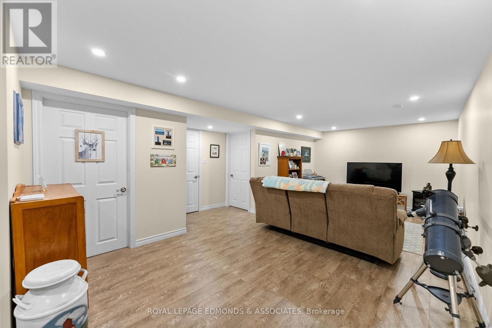 626 PECOSKIE DRIVE - 19