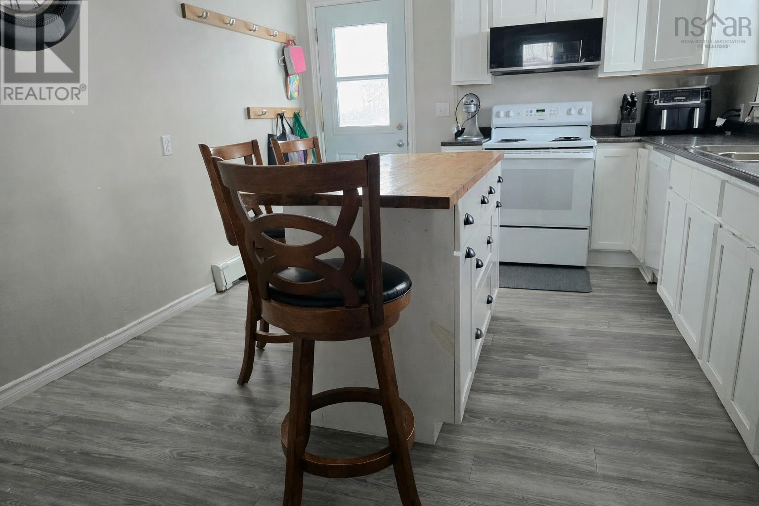 398 Belcher Street - 4