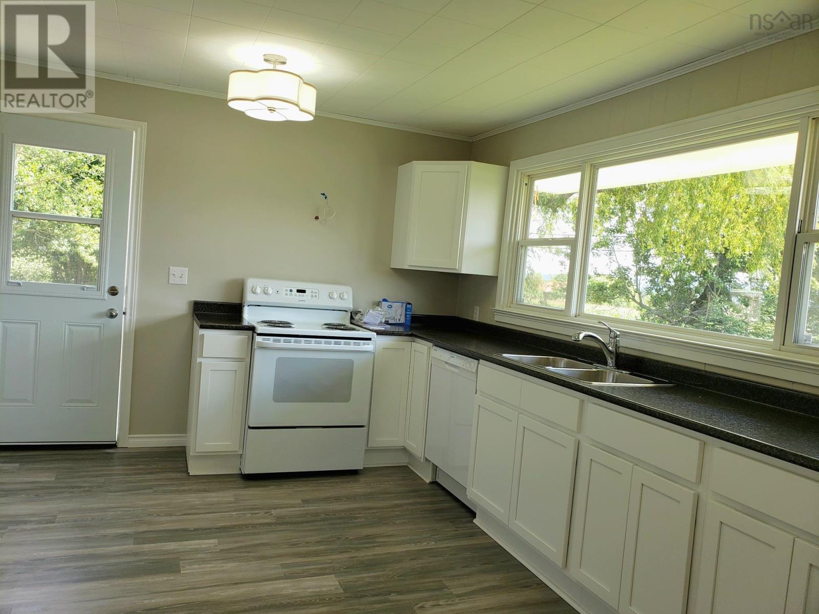 398 Belcher Street - 7