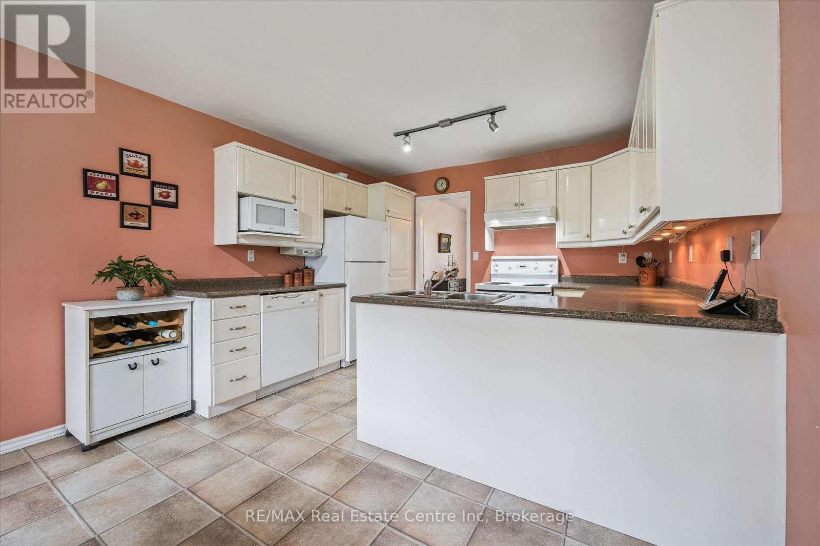 8420 ERAMOSA-GARAFRAXA TOWNLINE - 17