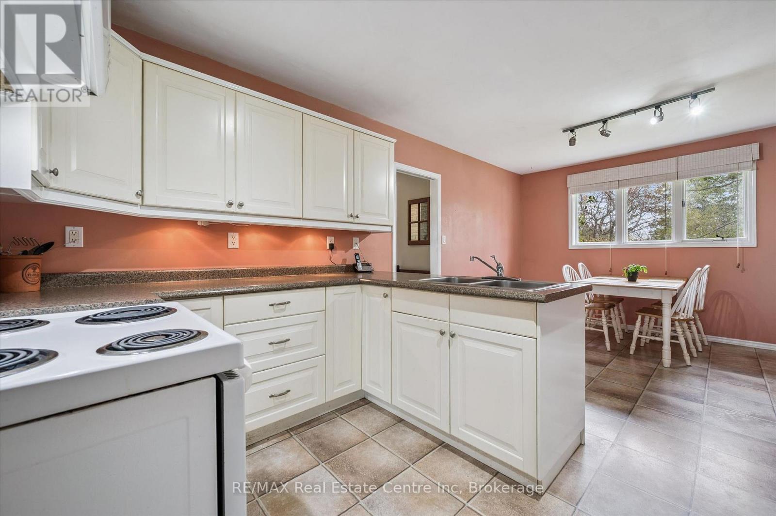 8420 ERAMOSA-GARAFRAXA TOWNLINE - 19