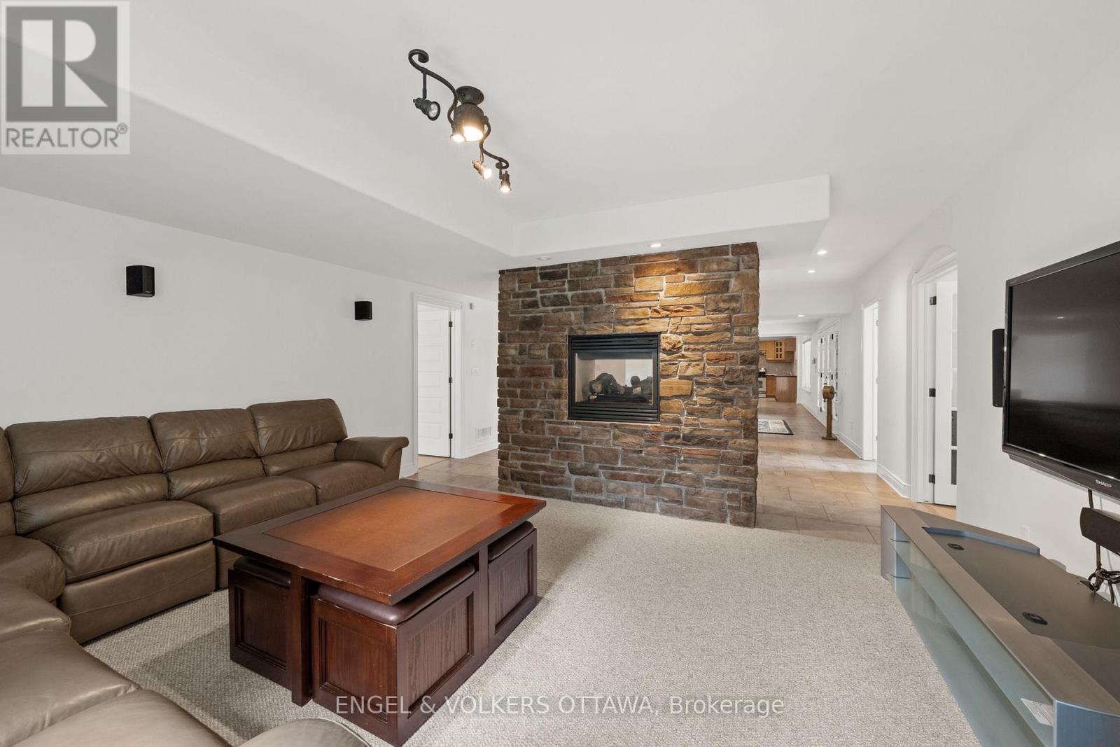 25 WINDING WAY - 33