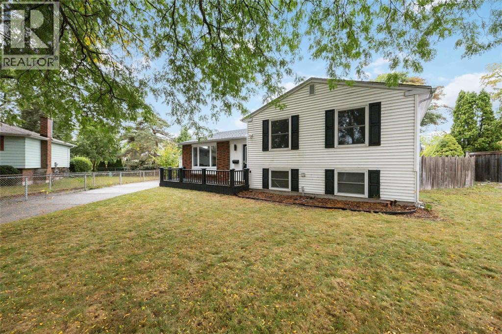 1060 Camelot CRESCENT, Sarnia, Ontario, N7S3L3 — Photo 3