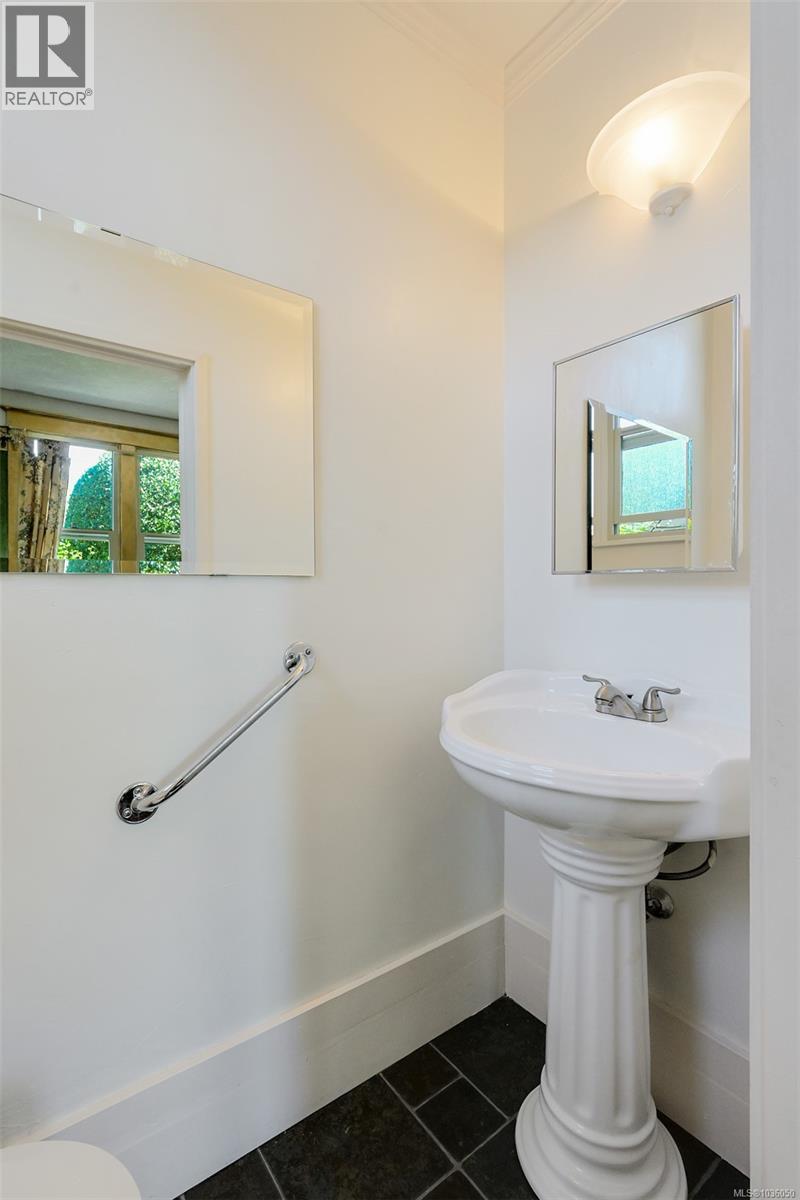  1802 Hollywood Crescent, Victoria