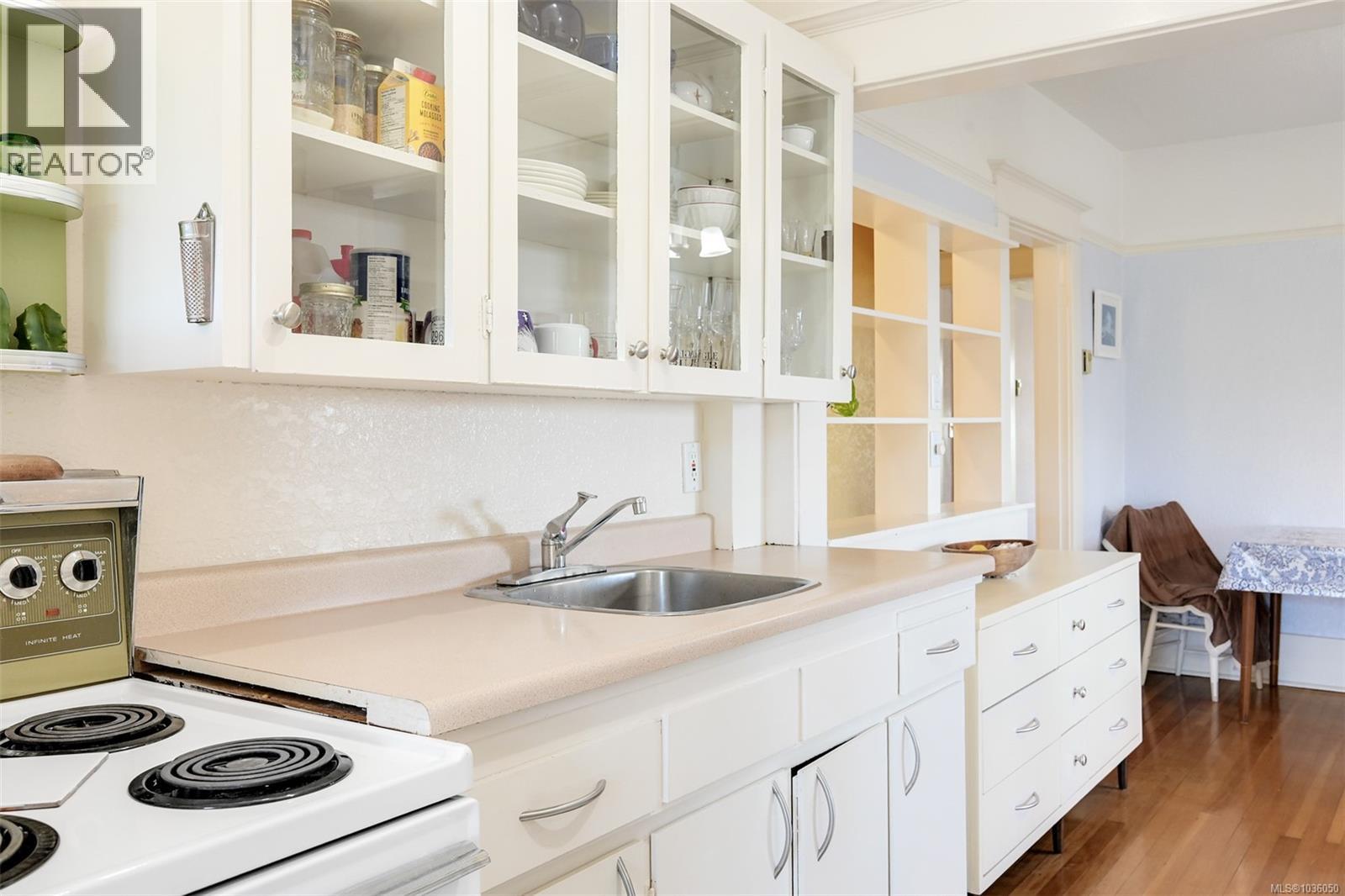 1802 Hollywood Cres - 43