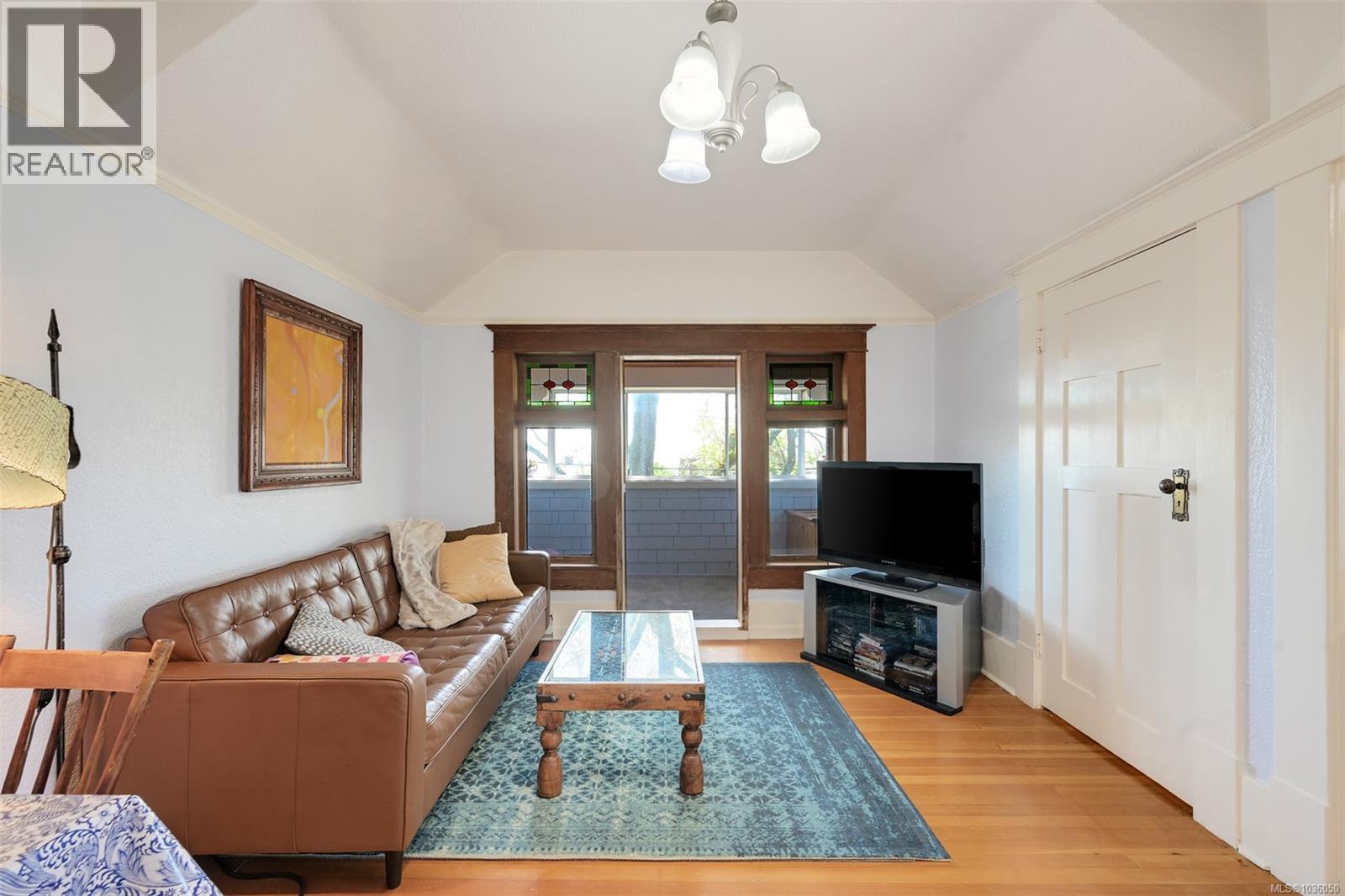  1802 Hollywood Crescent, Victoria