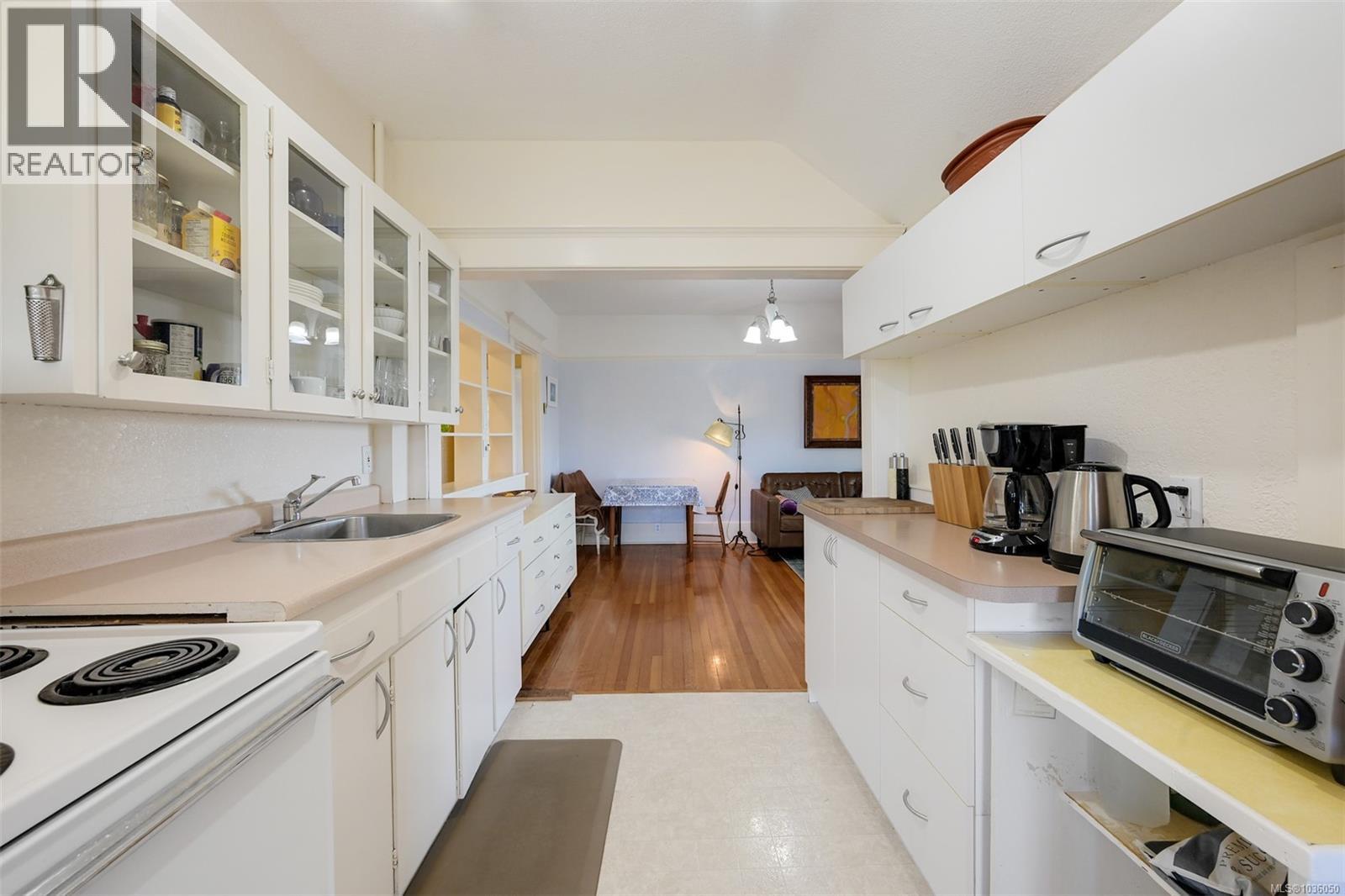 1802 Hollywood Crescent, Victoria