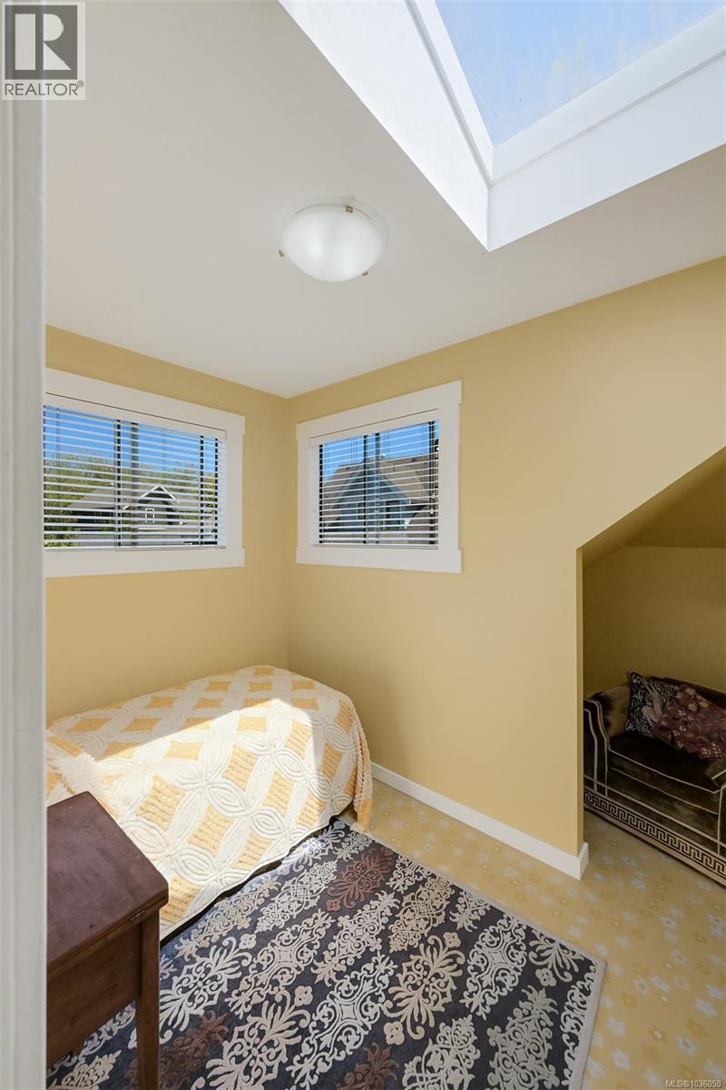 1802 Hollywood Crescent, Victoria