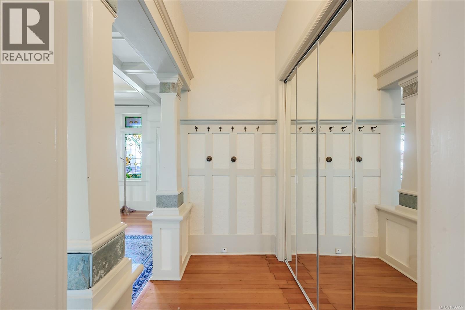  1802 Hollywood Crescent, Victoria