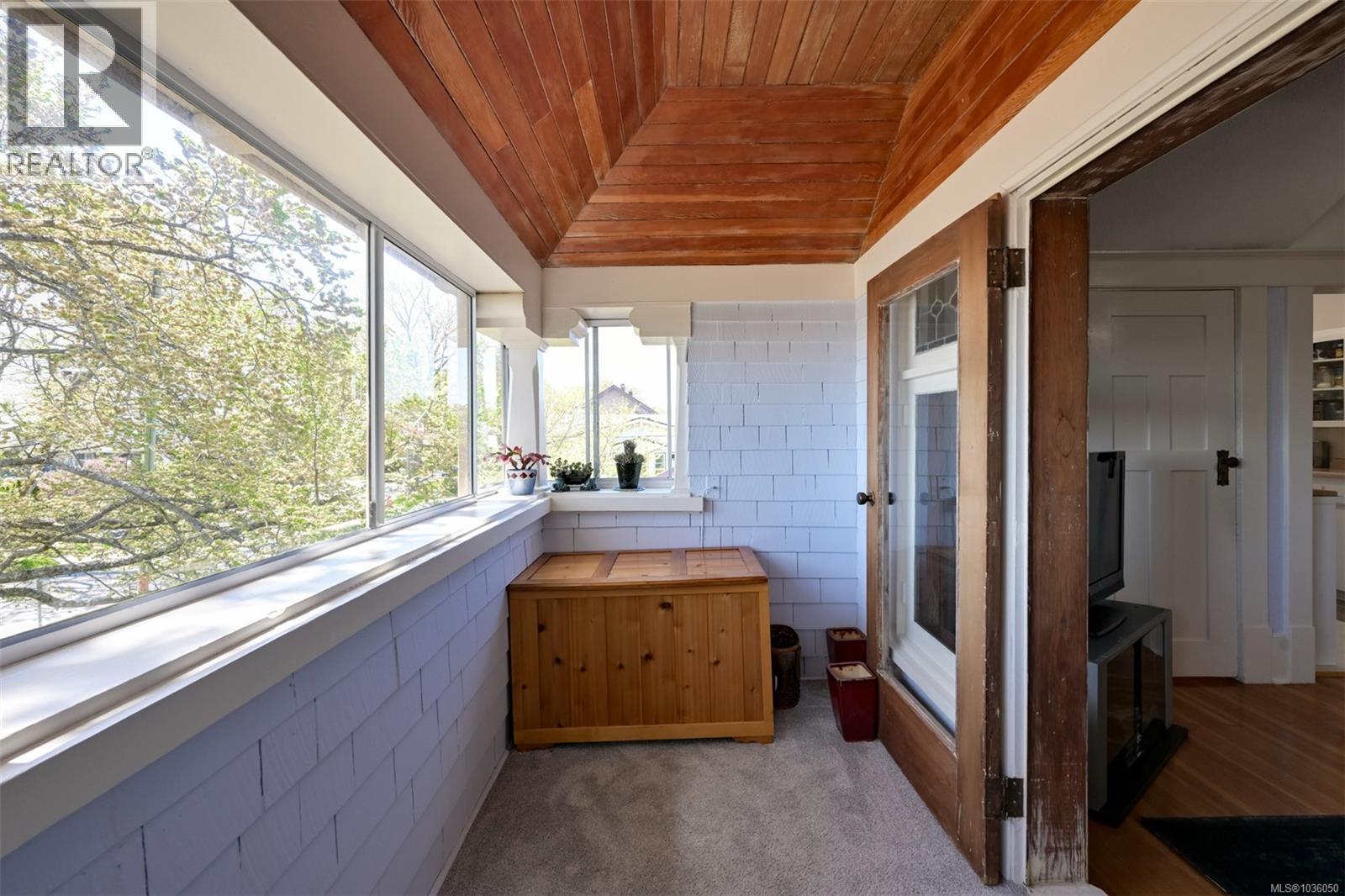 1802 Hollywood Cres - 48