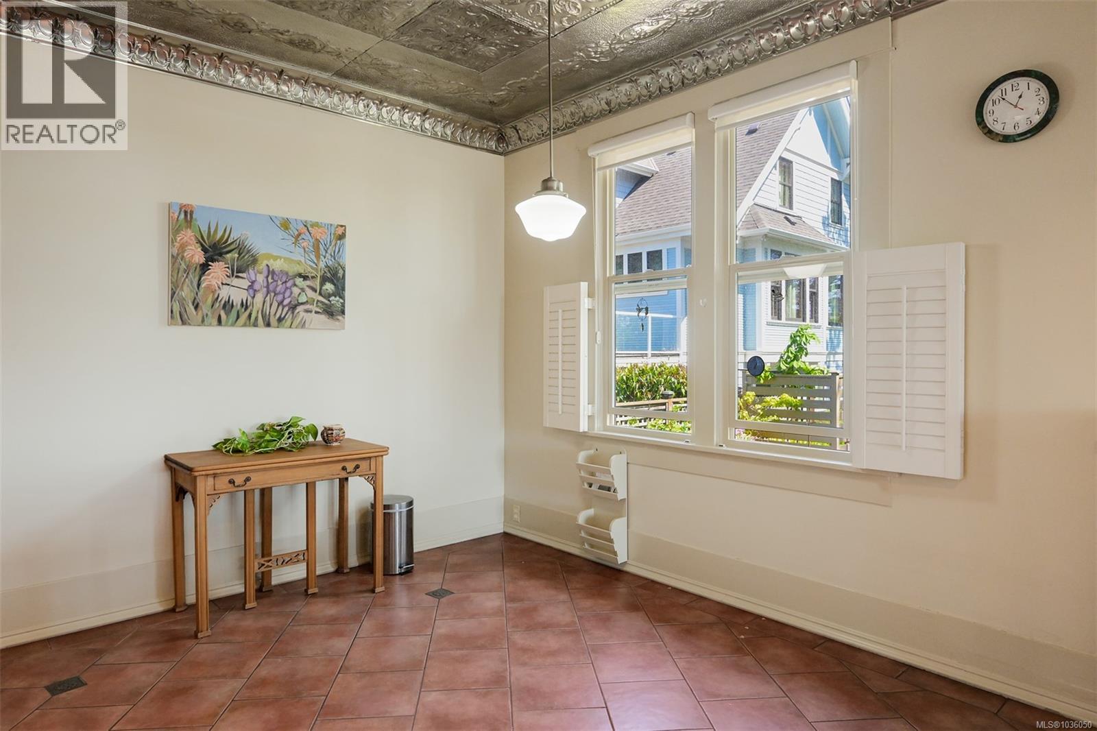 1802 Hollywood Cres - 26