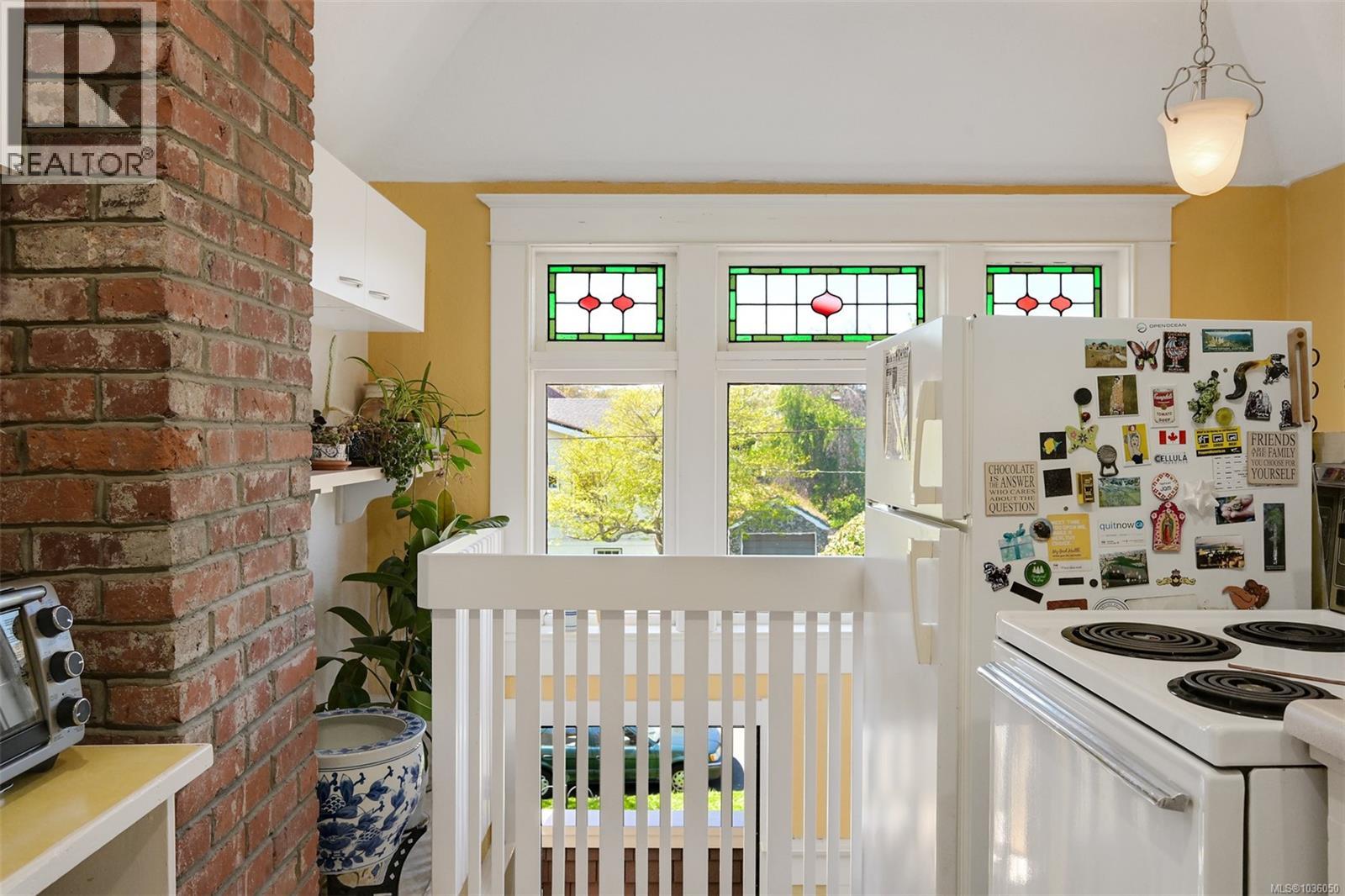  1802 Hollywood Crescent, Victoria