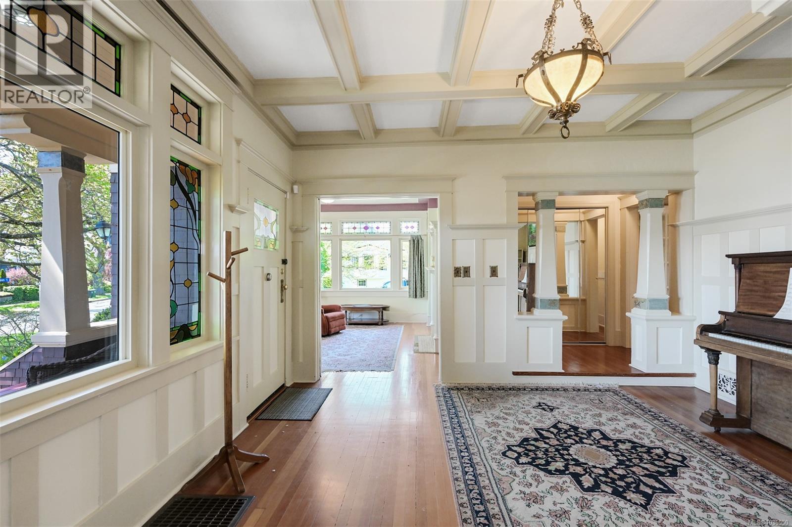 1802 Hollywood Cres - 10