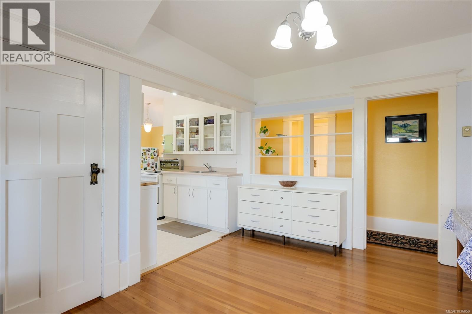  1802 Hollywood Crescent, Victoria