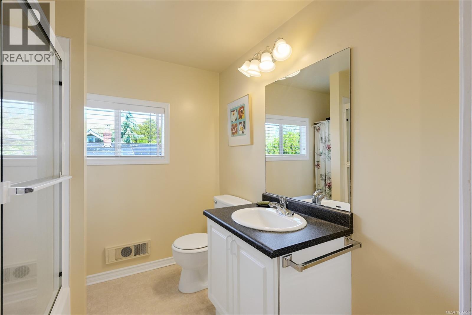  1802 Hollywood Crescent, Victoria