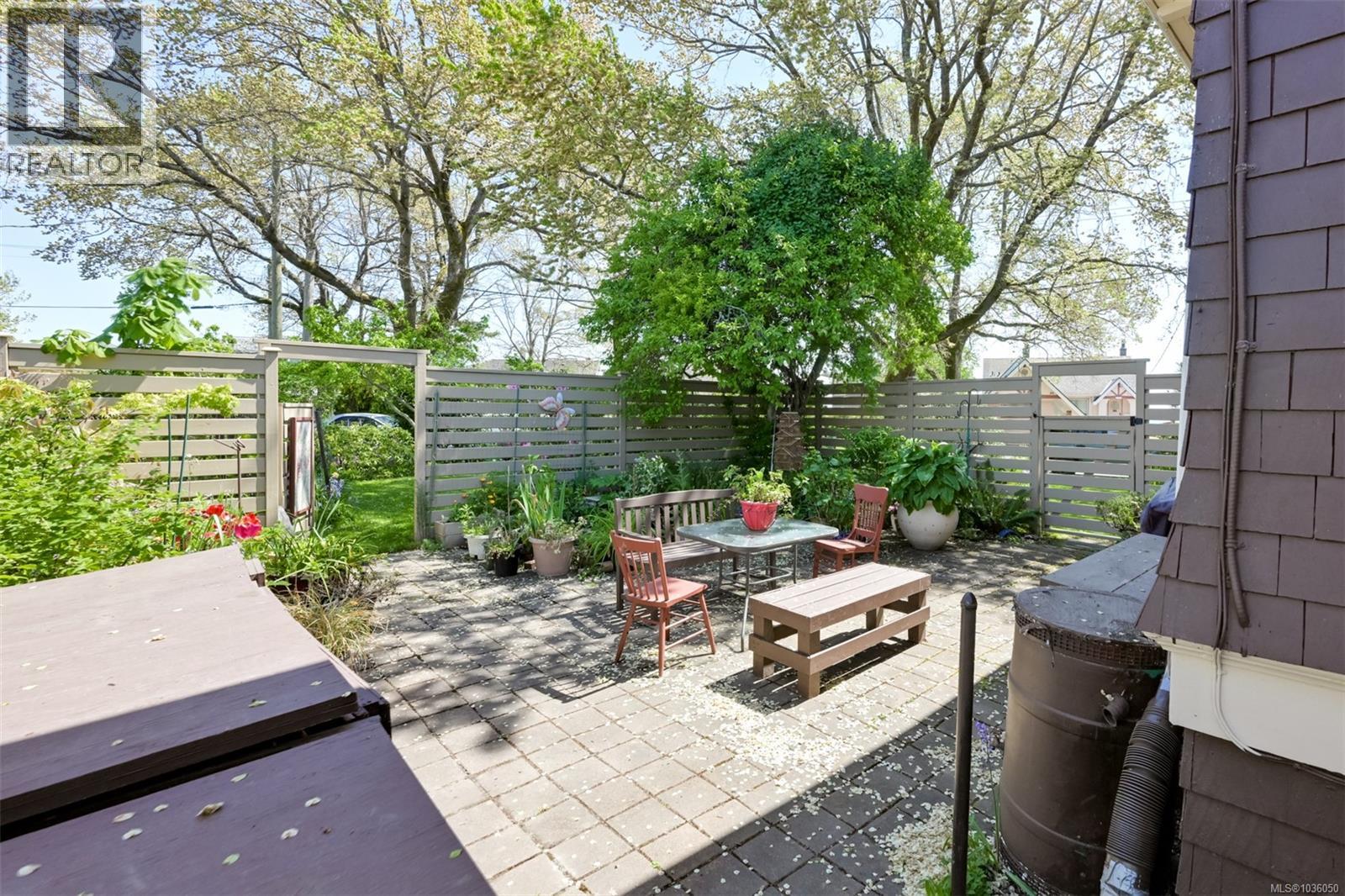  1802 Hollywood Crescent, Victoria